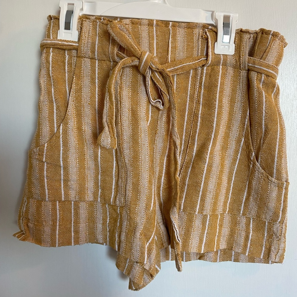 Linen shorts with belt